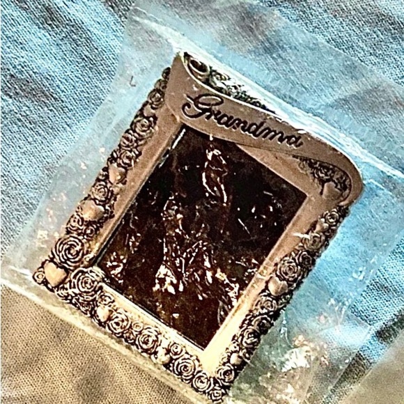 2 Vintage Photo Pins-1 Silver-1 Gold, 90’s Grandmas Luvs-Unused In Original Pkgs - Picture 8 of 14